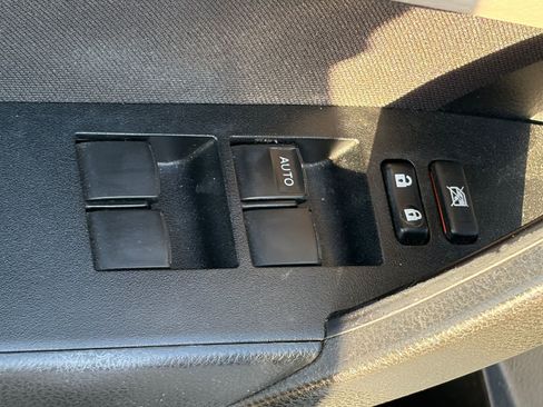 Used 2018 Toyota Corolla LE w/ Carpet Mat Package (TMS) FWD image 7