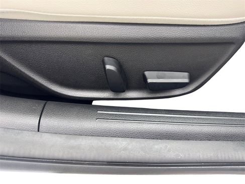 Used 2025 Genesis G70 2.5T image 47