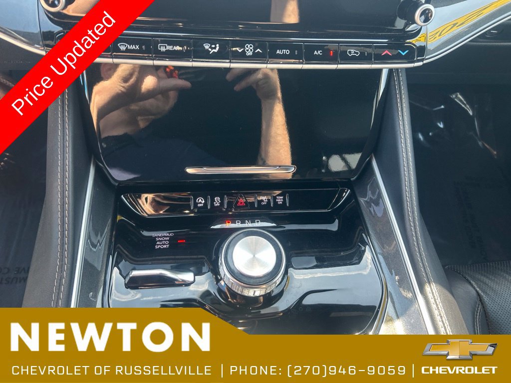 Used 2023 Jeep Wagoneer 4WD w/ Premium Group I image 12