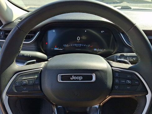 Used 2023 Jeep Grand Cherokee Laredo AWD/4WD image 19