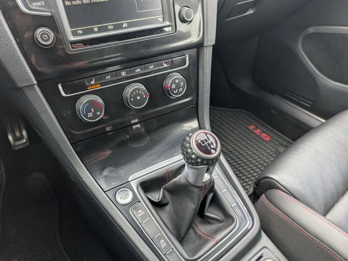 Used 2017 Volkswagen GTI SE image 22