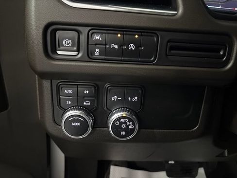Used 2023 GMC Yukon XL SLT AWD/4WD image 32