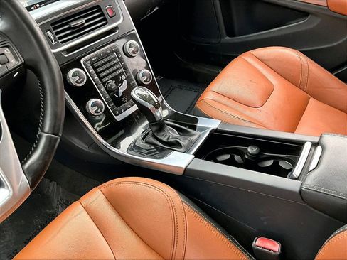 Used 2016 Volvo V60 T5 Premier w/ Climate Package image 13