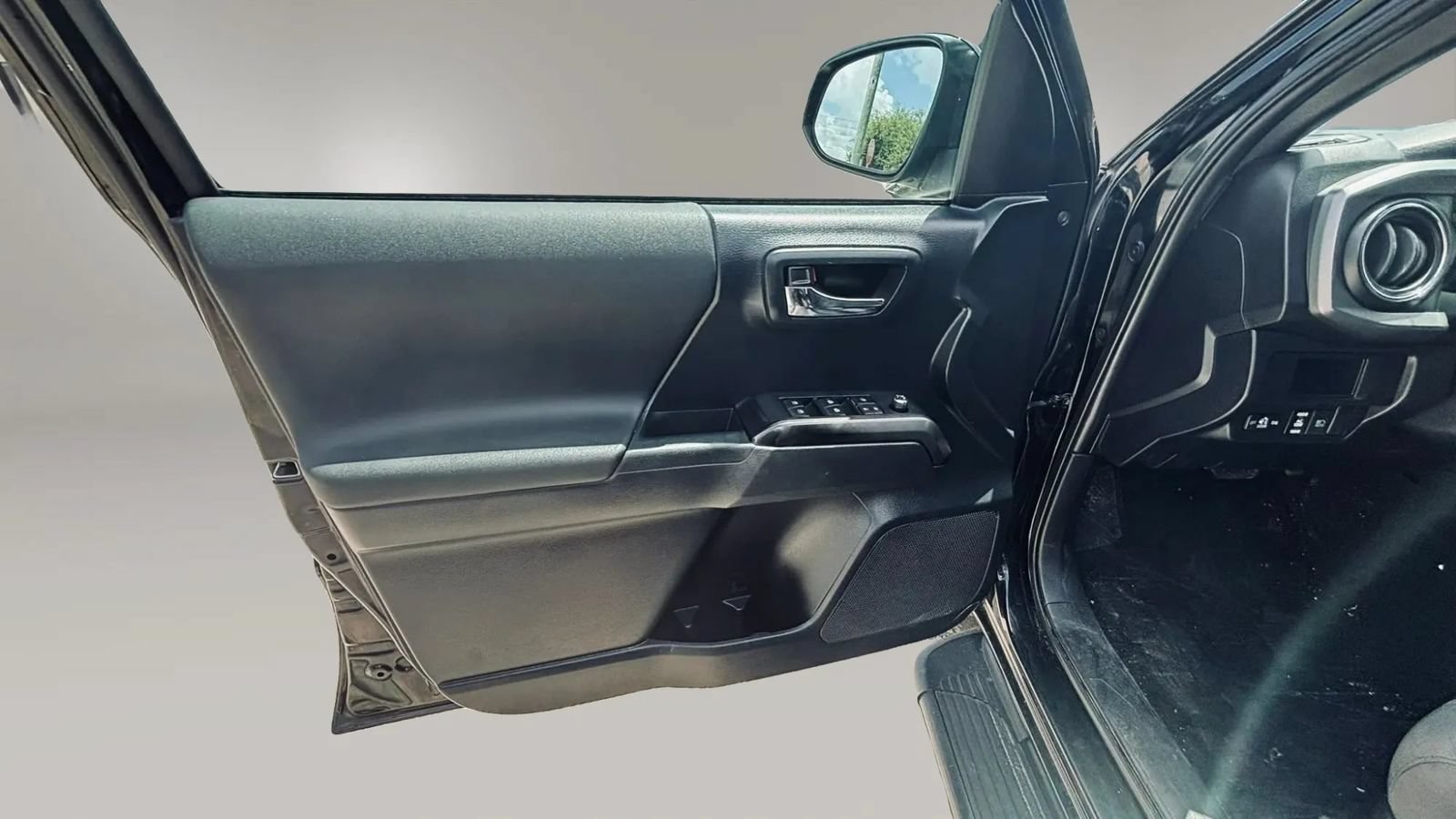 Used 2018 Toyota Tacoma TRD Sport RWD image 11