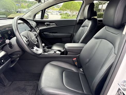Used 2025 Kia Sportage EX FWD image 9