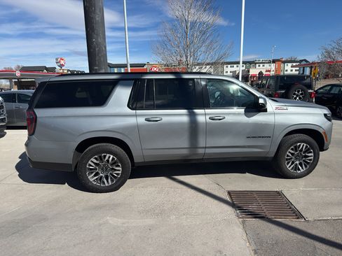 Used 2025 Chevrolet Suburban Z71 image 6