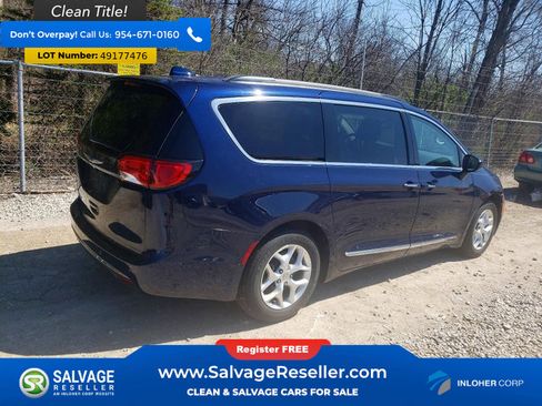 Used 2017 Chrysler Pacifica Touring-L w/ Tire & Wheel Group image 4