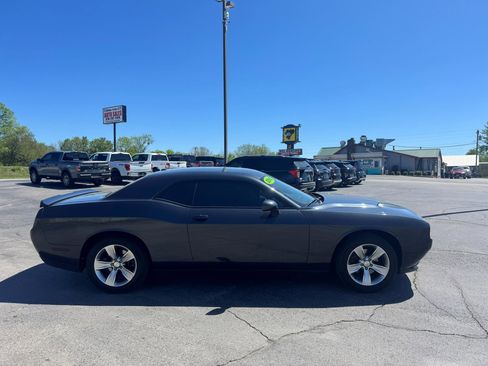 Used 2018 Dodge Challenger SXT image 7