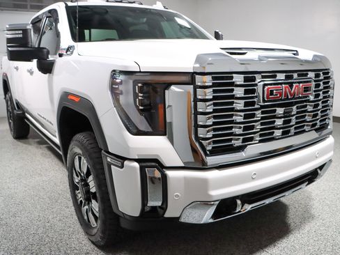 Used 2024 GMC Sierra 2500 Denali w/ Denali Reserve Package image 5