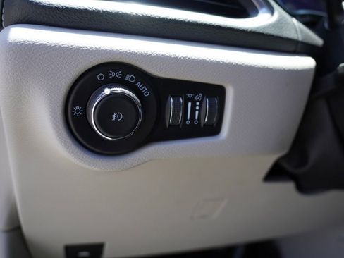 Used 2023 Chrysler Pacifica Limited image 15