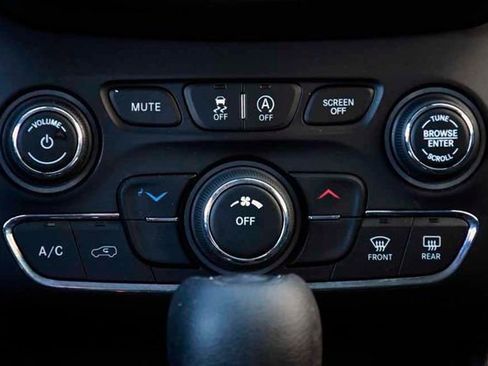 Used 2020 Jeep Cherokee Latitude w/ Cold Weather Group image 22