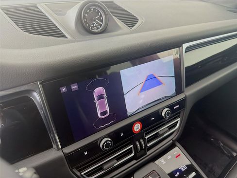 Certified 2025 Porsche Macan image 18