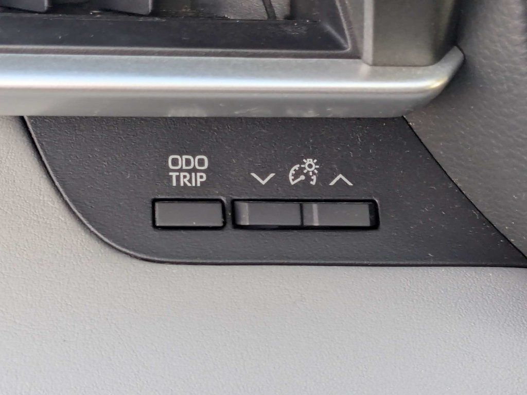 Used 2021 Toyota Highlander XLE AWD/4WD image 36