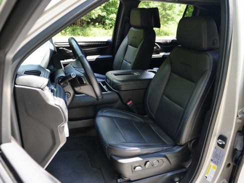 Used 2021 GMC Yukon XL Denali w/ Denali Ultimate Package AWD/4WD image 3