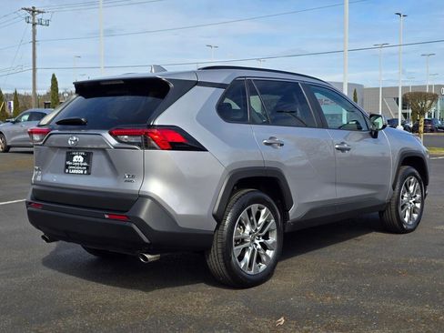 Used 2022 Toyota RAV4 XLE Premium AWD/4WD image 6
