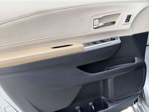 Used 2022 Toyota Sienna Limited image 13