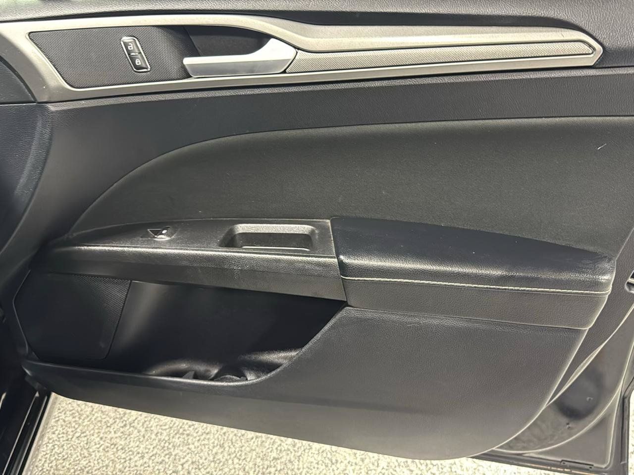 Used 2019 Ford Fusion SE FWD image 13