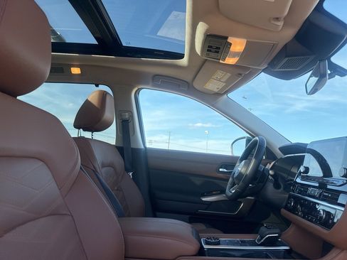 Used 2025 Nissan Pathfinder Platinum image 29