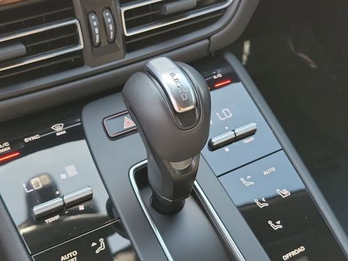 Certified 2024 Porsche Macan AWD/4WD image 34