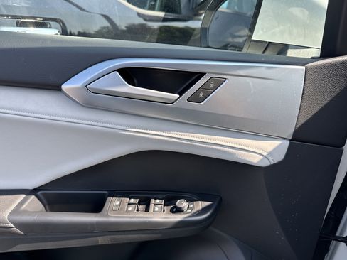 New 2025 Volkswagen Taos SE image 15