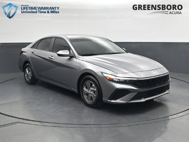 Used 2025 Hyundai Elantra SE FWD image 3