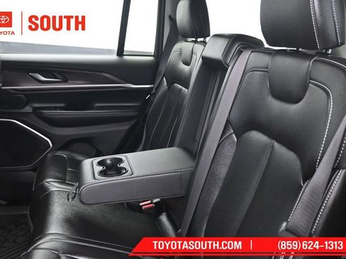 Used 2023 Jeep Grand Cherokee Limited AWD/4WD image 23