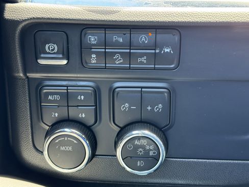 Used 2025 Chevrolet Suburban Z71 AWD/4WD image 24