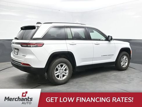 Used 2022 Jeep Grand Cherokee Laredo w/ Luxury Tech Group I AWD/4WD image 8