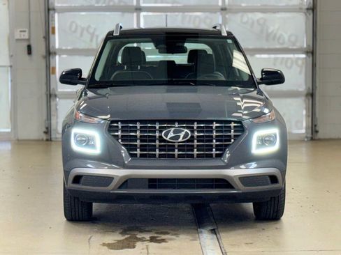 Used 2025 Hyundai Venue Limited FWD image 2
