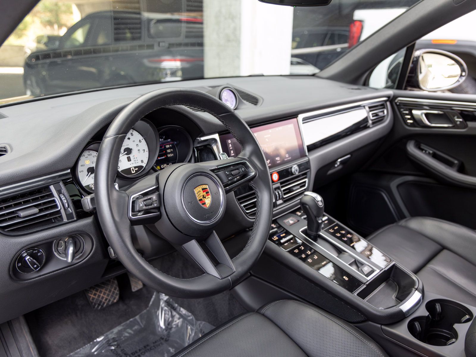 Used 2023 Porsche Macan AWD/4WD image 4