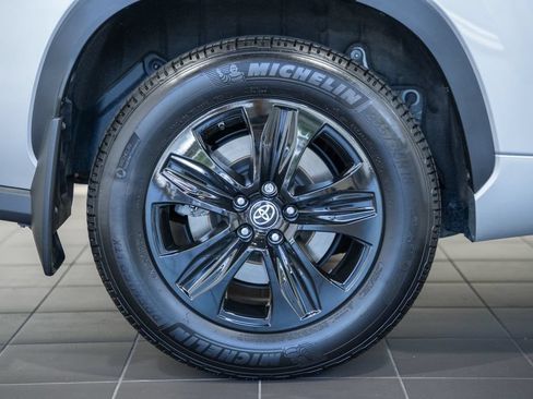 Used 2025 Toyota Highlander XLE AWD/4WD image 18