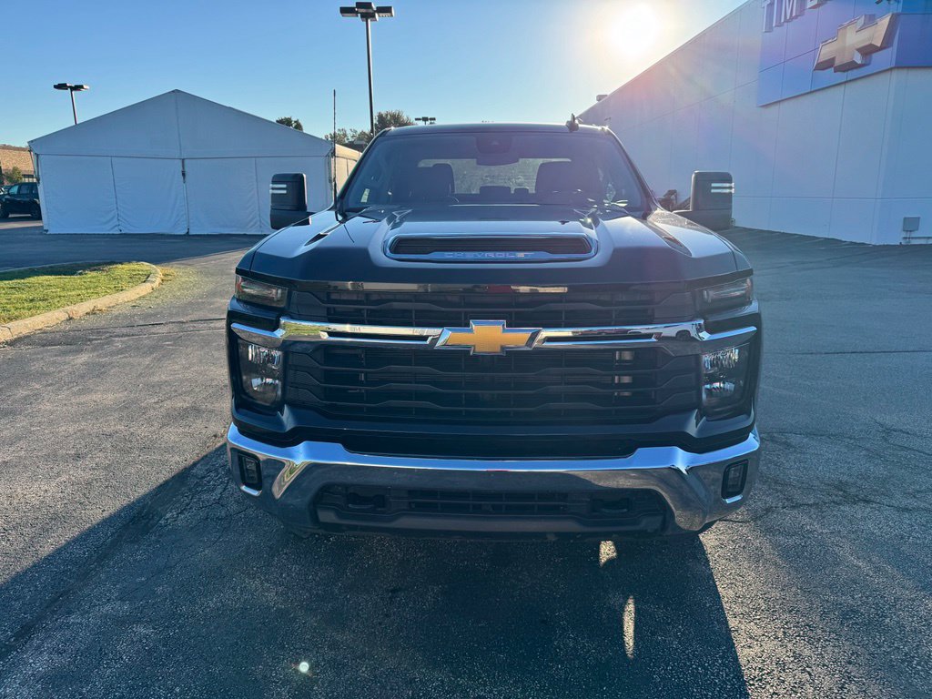 Used 2025 Chevrolet Silverado 2500 LT w/ Convenience Package AWD/4WD image 2