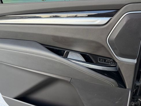 Used 2025 Cadillac Escalade ESV Sport w/ Touring Package image 34