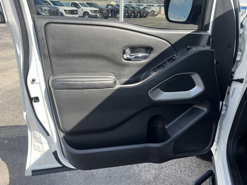 Used 2025 Nissan Frontier SV w/ SV Convenience Package image 14