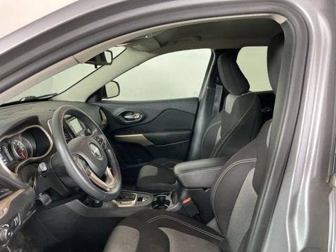 Used 2018 Jeep Cherokee Latitude AWD/4WD image 10