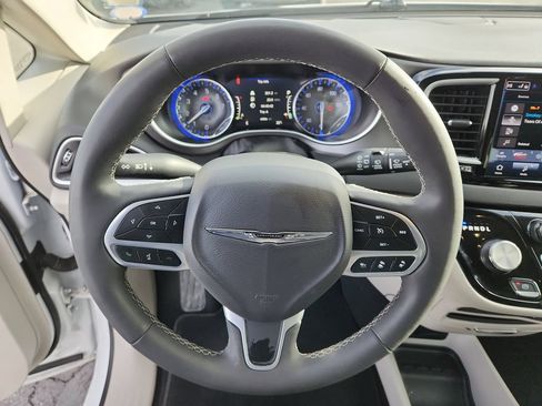 Used 2024 Chrysler Pacifica Touring-L FWD image 18