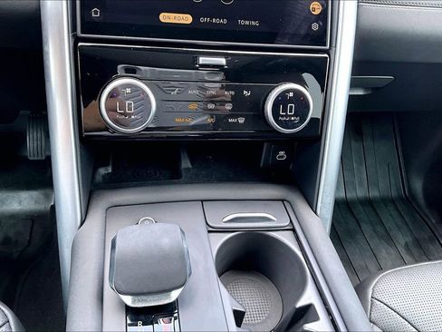 Certified 2025 Land Rover Discovery S AWD/4WD image 24