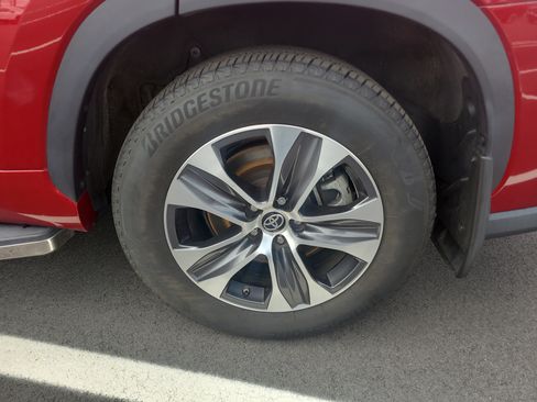Used 2022 Toyota Highlander XLE AWD/4WD image 10