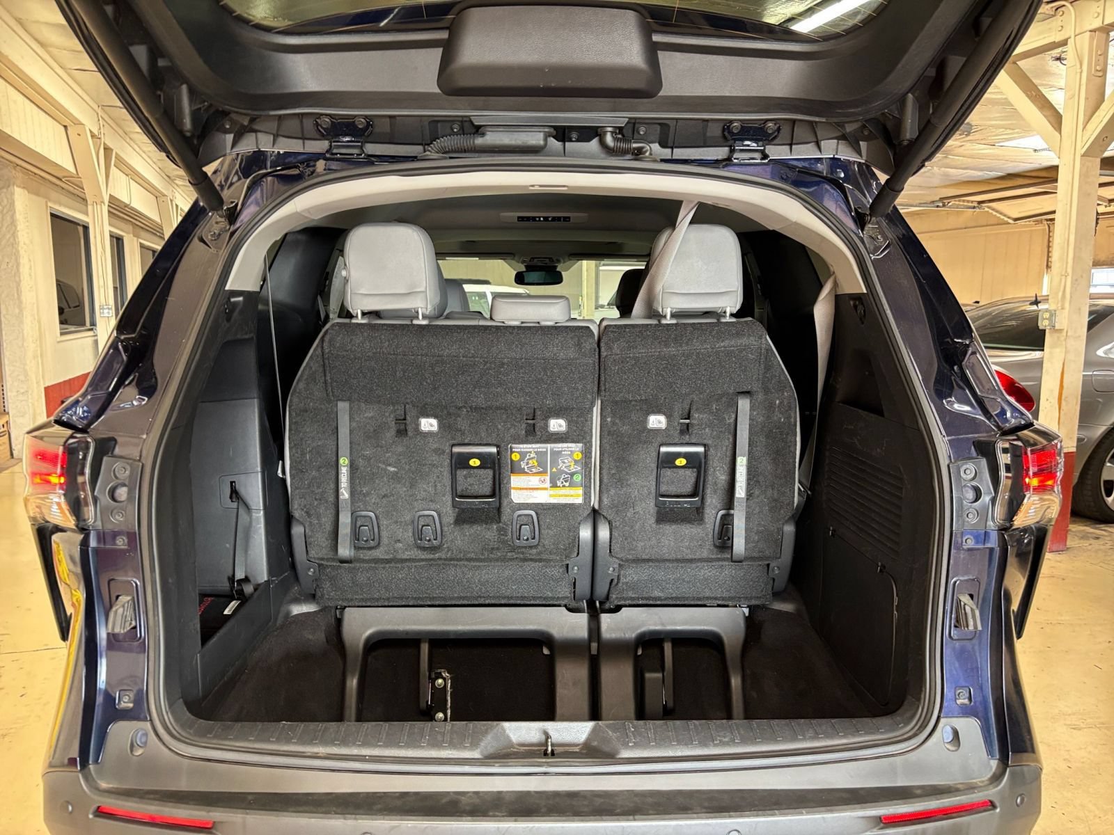 Used 2025 Toyota Sienna XLE FWD image 33