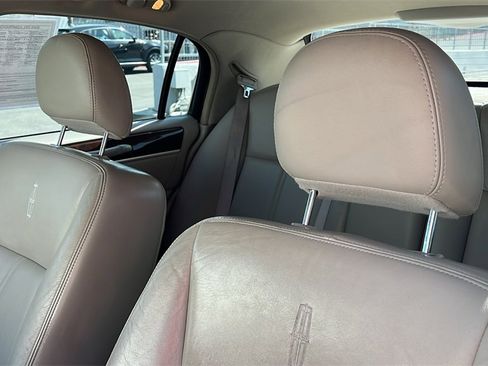 Used 2009 Lincoln Town Car Signature Limited image 14