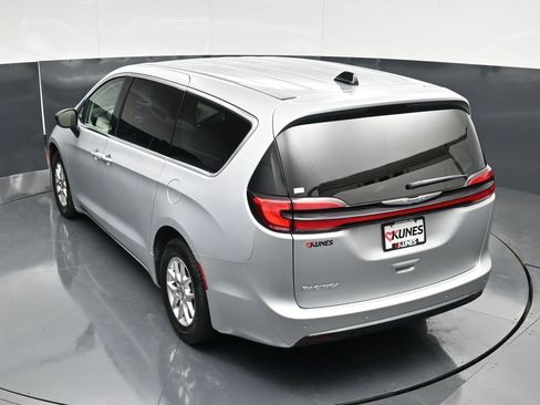 Used 2024 Chrysler Pacifica Touring-L FWD image 46