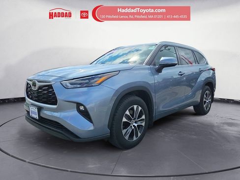 Used 2022 Toyota Highlander XLE AWD/4WD image 1