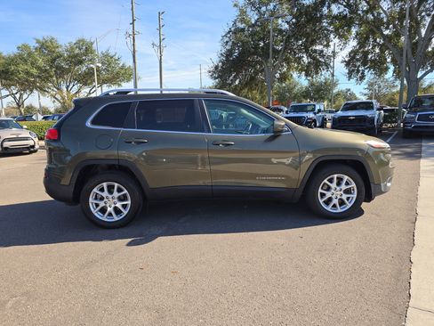 Used 2016 Jeep Cherokee Latitude w/ Cold Weather Group image 9