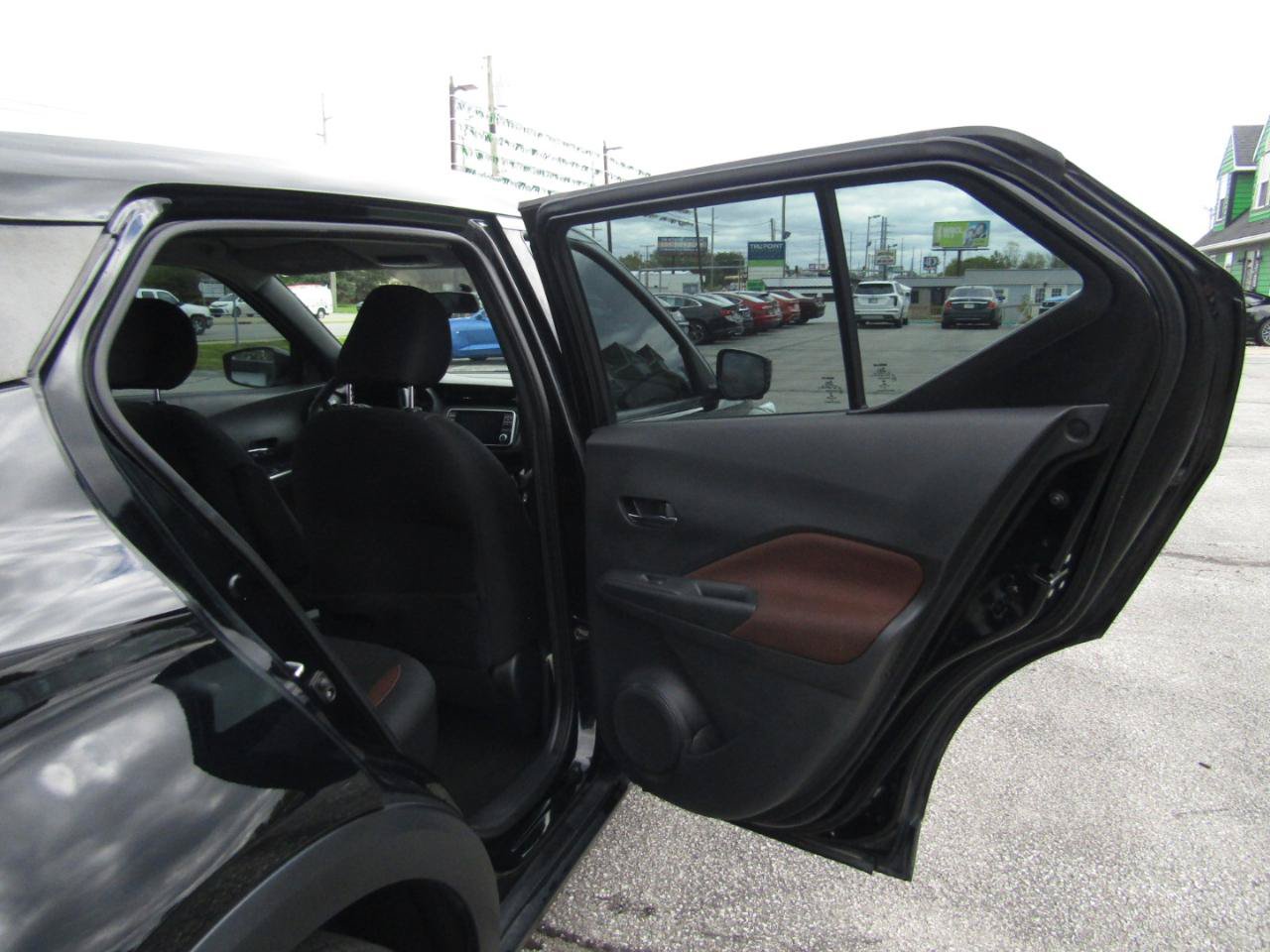 Used 2018 Nissan Kicks SR FWD image 21