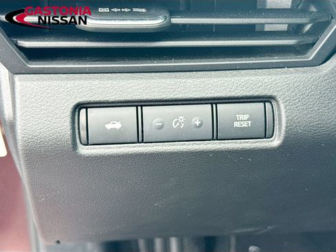 Used 2025 Nissan Altima 2.5 SV FWD image 13