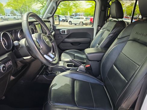 Used 2019 Jeep Wrangler Unlimited Sahara AWD/4WD image 13