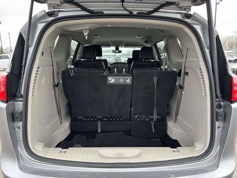 Used 2018 Chrysler Pacifica Touring-L image 32