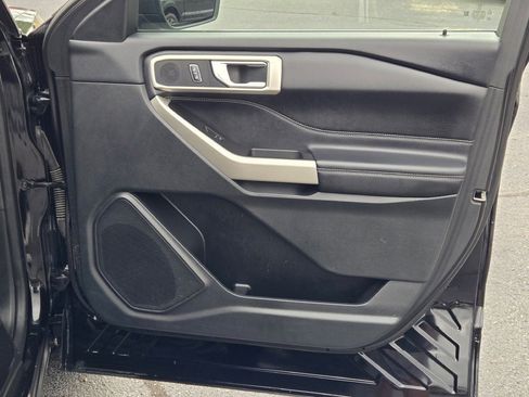 Used 2022 Ford Explorer XLT w/ Equipment Group 202A image 4