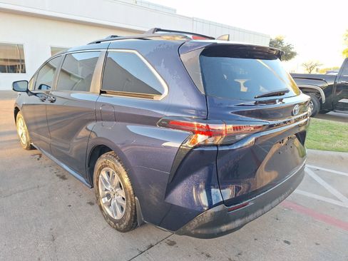 Used 2024 Toyota Sienna LE image 4