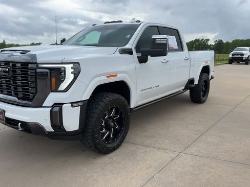 Used 2024 GMC Sierra 2500 Denali Ultimate image 3